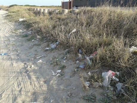 Un litorale stupendo che potrebbe portare ricchezza, bellezza, benessere e lavoro tenuto non come ma peggio di una discarica. Tor San Lorenzo e gli accampamenti nelle dune