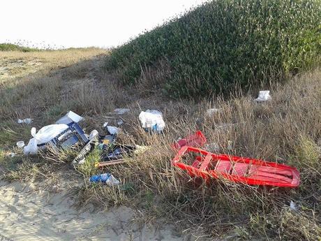 Un litorale stupendo che potrebbe portare ricchezza, bellezza, benessere e lavoro tenuto non come ma peggio di una discarica. Tor San Lorenzo e gli accampamenti nelle dune