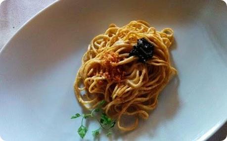 Soba con pelle di pollo e caviale di aringa