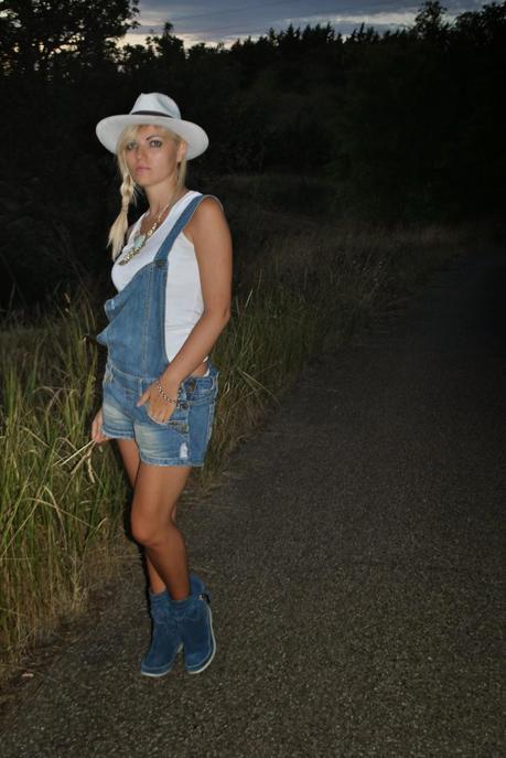 outfit salopette in denim canotta bianca stivali indianini patrizia pepe borsalino collana etnica majique outfit estate 2014 outfit estivi outfit agosto 2014 come abbinare la salopette come indossare la salopette outfit mariafelicia magno fashion blogger di colorblock by felym streetstyle salopette lookbook fashion blogger bionde fashion blogger milano ragazze italiane 