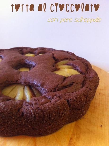 TORTA AL CIOCCOLATO CON PERE SCIROPPATE