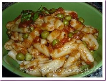 Cavatelli con sugo di pomodoro, basilico e piselli (7)