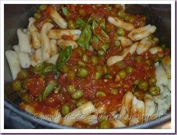 Cavatelli con sugo di pomodoro, basilico e piselli (6)