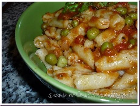 Cavatelli con sugo di pomodoro, basilico e piselli (8)