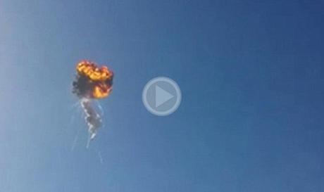 L’esplosione del Falcon 9 Reusable nel corso di un test di volo, nelle immagini di un video amatoriale postato su YouTube.