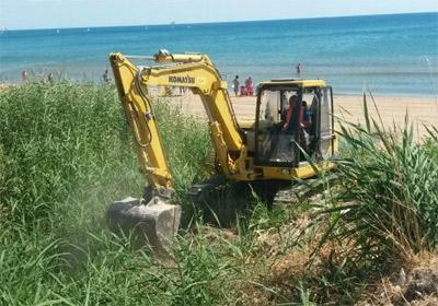 Liquami in mare, il comune ripulisce un canalone