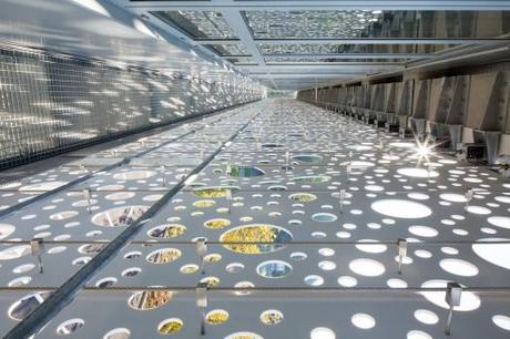 I pannelli ‘galleggianti’ di Gilles Bouchez. Un innovativo sistema frangisole, traforato e senza struttura  visibile
