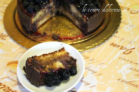 Una soffice torta farcita con crema al cioccolato e guarnita con more di rovo