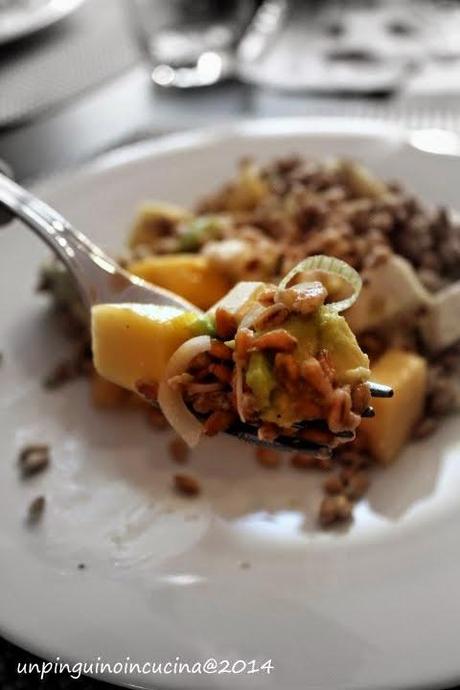 Insalata di farro con mango, avocado e feta