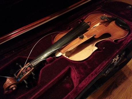 Violino fracassato dopo un viaggio