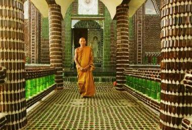 THAILANDIA – Splendido tempio Buddista fatto interamente di bottiglie di vetro