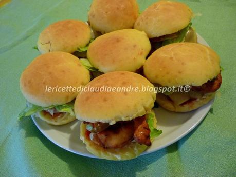 Panini con hamburger e anelli di cipolla fritti