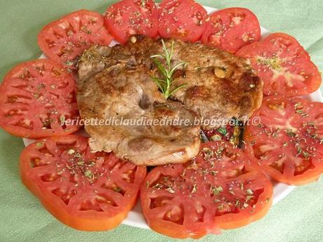 Braciole di maiale con pomodori