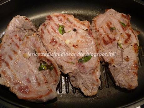 Braciole di maiale con pomodori