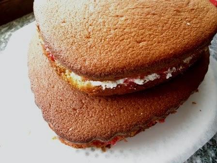 Ecco la torta per il Compleanno di Giulia ovvero la Hot Milk Sponge Cake a forma di cuore
