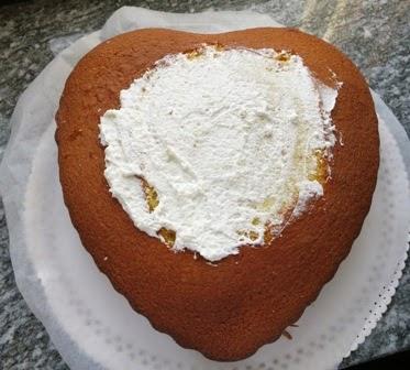 Ecco la torta per il Compleanno di Giulia ovvero la Hot Milk Sponge Cake a forma di cuore