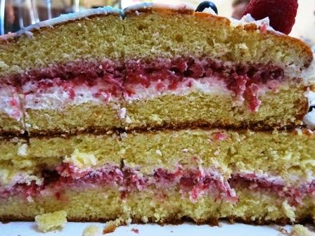 Ecco la torta per il Compleanno di Giulia ovvero la Hot Milk Sponge Cake a forma di cuore