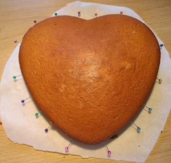 Ecco la torta per il Compleanno di Giulia ovvero la Hot Milk Sponge Cake a forma di cuore