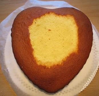 Ecco la torta per il Compleanno di Giulia ovvero la Hot Milk Sponge Cake a forma di cuore