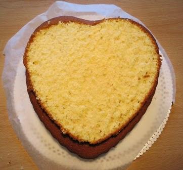 Ecco la torta per il Compleanno di Giulia ovvero la Hot Milk Sponge Cake a forma di cuore