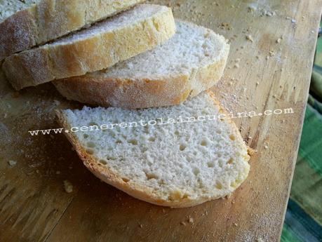 Pane pugliese con macchina del pane.