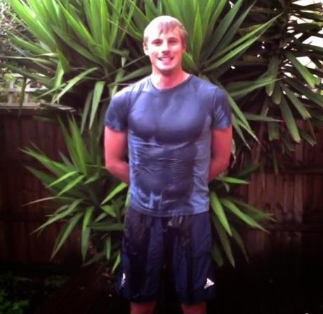 Ice Bucket Challenge: Bradley James fa la doccia e poi sbrocca