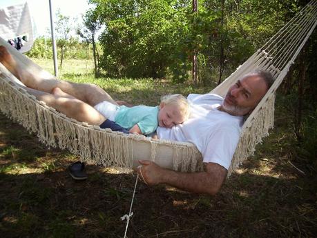 Foto che ritrae Isotta sdraiata a pancia in giù su nonno Antonio (58 anni) che stanno sdraiati sull'amaca