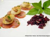 ricetta gustoso antipasto frutti mare: capesante grigliate basilico cannella jamon serrano croccante rabarbaro caramellato miele limoni