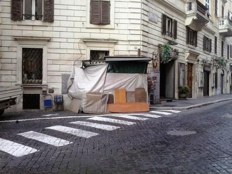 Vi ricordate la bancarella di Via Sistina per la quale sono state cancellate le strisce pedonali? Ecco come si presenta quando è chiusa