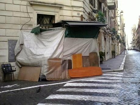 Vi ricordate la bancarella di Via Sistina per la quale sono state cancellate le strisce pedonali? Ecco come si presenta quando è chiusa