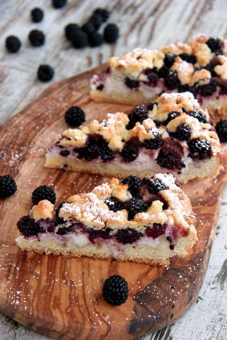 Sbriciolata ricotta e more