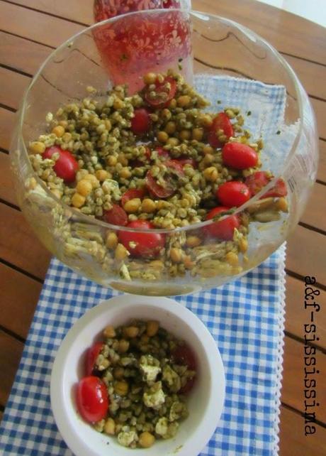 insalata di farro con pomodori, feta, ceci di Cicireale e pesto alla siciliana