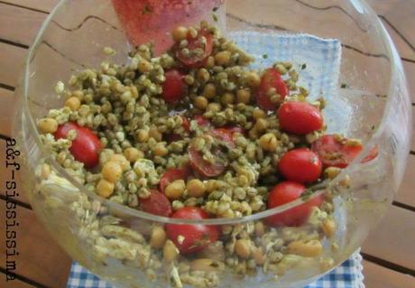 insalata di farro con pomodori, feta, ceci di Cicireale e pesto alla siciliana