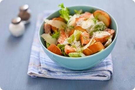 Caesar salad di salmone norvegese fresco