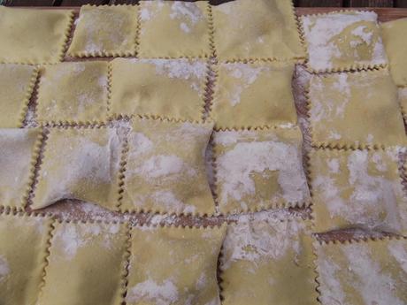 Ravioli con ricotta vegana, zafferano e menta