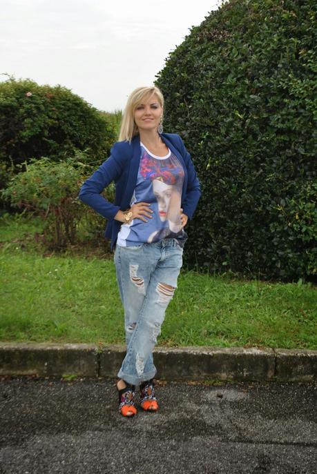 outfit boyfriend jeans destroyed blazer e tacchi outfit jeans e tacchi outfit blazer outfit blazer blu outfit canotta stampata outfit bracciale monete d'oro outfit estivi outfit estate 2014 outfit agosto 2014 outfit di mariafelicia magno fashion blogger di colorblock by felym abbinamenti boyfriend jeans come abbinare i boyfriend jeans how to wear boyfriend jeans how to wear blazer majique london fashion blogger bionde fashion blogger italiane fashion blogger milano colorblock by felym sandali pimkie fblogger lookbook streetstyle borsa bianca blumarine