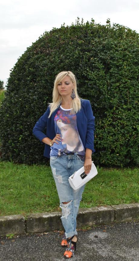 outfit boyfriend jeans destroyed blazer e tacchi outfit jeans e tacchi outfit blazer outfit blazer blu outfit canotta stampata outfit bracciale monete d'oro outfit estivi outfit estate 2014 outfit agosto 2014 outfit di mariafelicia magno fashion blogger di colorblock by felym abbinamenti boyfriend jeans come abbinare i boyfriend jeans how to wear boyfriend jeans how to wear blazer majique london fashion blogger bionde fashion blogger italiane fashion blogger milano colorblock by felym sandali pimkie fblogger lookbook streetstyle borsa bianca blumarine