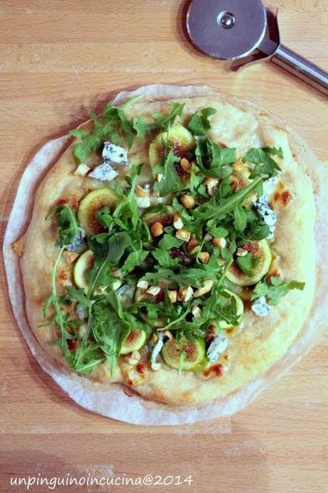 Pizza con fichi, gorgonzola, rucola e noci