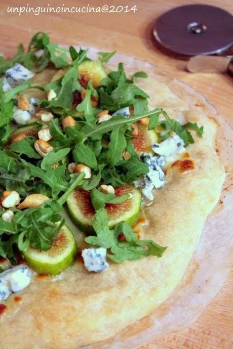 Pizza con fichi, gorgonzola, rucola e noci