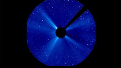 Un'eruzione di massa coronale risalente al 20 gennaio 2005. Vicino alla Terra ha generato una tempesta solare. Crediti: ESA/NASA/SOHO