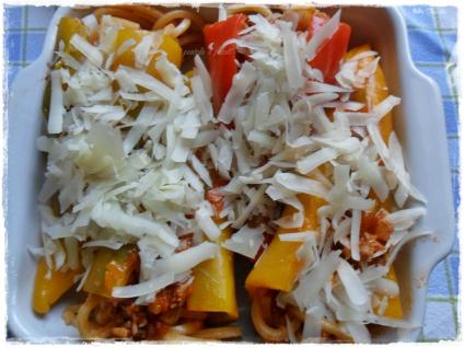 Peperoni ripieni con… Spaghetti quadrati, “ragù” e Asiago!