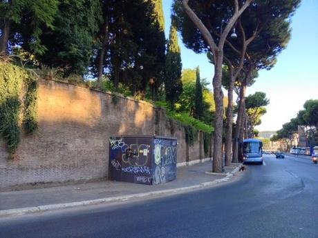 L'Estate Romana al Celio non si tiene più, ma la centralina elettrica abbandonata di fronte al Colosseo rimane lì da anni