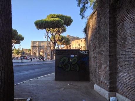 L'Estate Romana al Celio non si tiene più, ma la centralina elettrica abbandonata di fronte al Colosseo rimane lì da anni