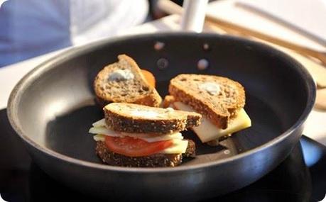 Pane tostato con formaggio e pomodoro guarnito con julienne