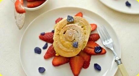 Torta di rose con crema e fragole