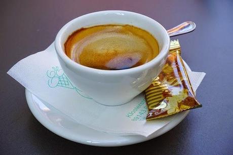 5 motivi per bere caffè e 10 per non farlo