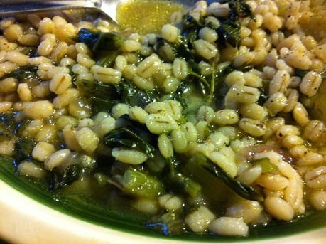 Orzotto morbido con bietole, il salva cena della domenica