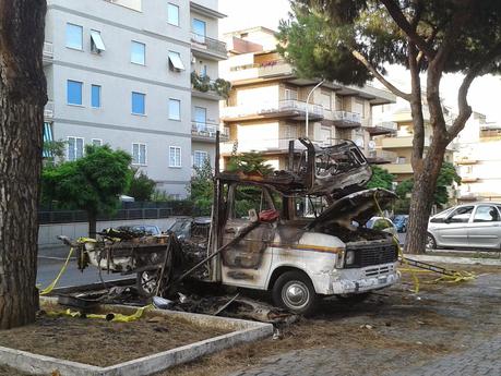 Ancora foto dall'area di Via Palmiro Togliatti. Un degrado quasi cinematografico, nel senso che la zona sempra un set dell'orrore