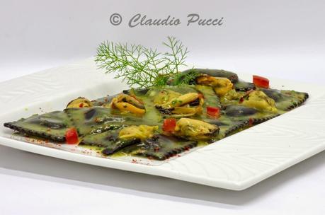 Ravioli al nero in guazzetto di cozze,vongole e zafferano Ravioli al nero in guazzetto di cozze,vongole e zafferano