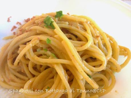 Spaghetti con bottarga di tonno , limone pepe nero  prezzemolo